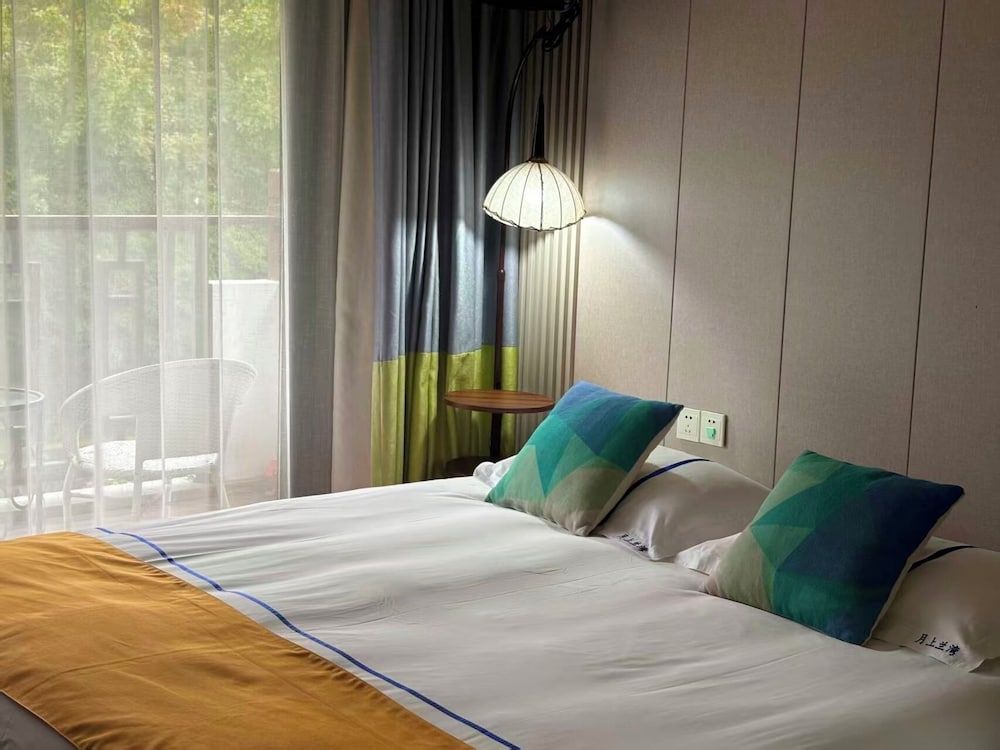 Moonlit Orchid Bay Coffee & Tea Deluxe Room, 1 Bedroom, Canal View 2