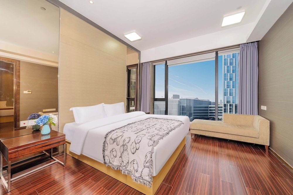 Luxury Suite, City View