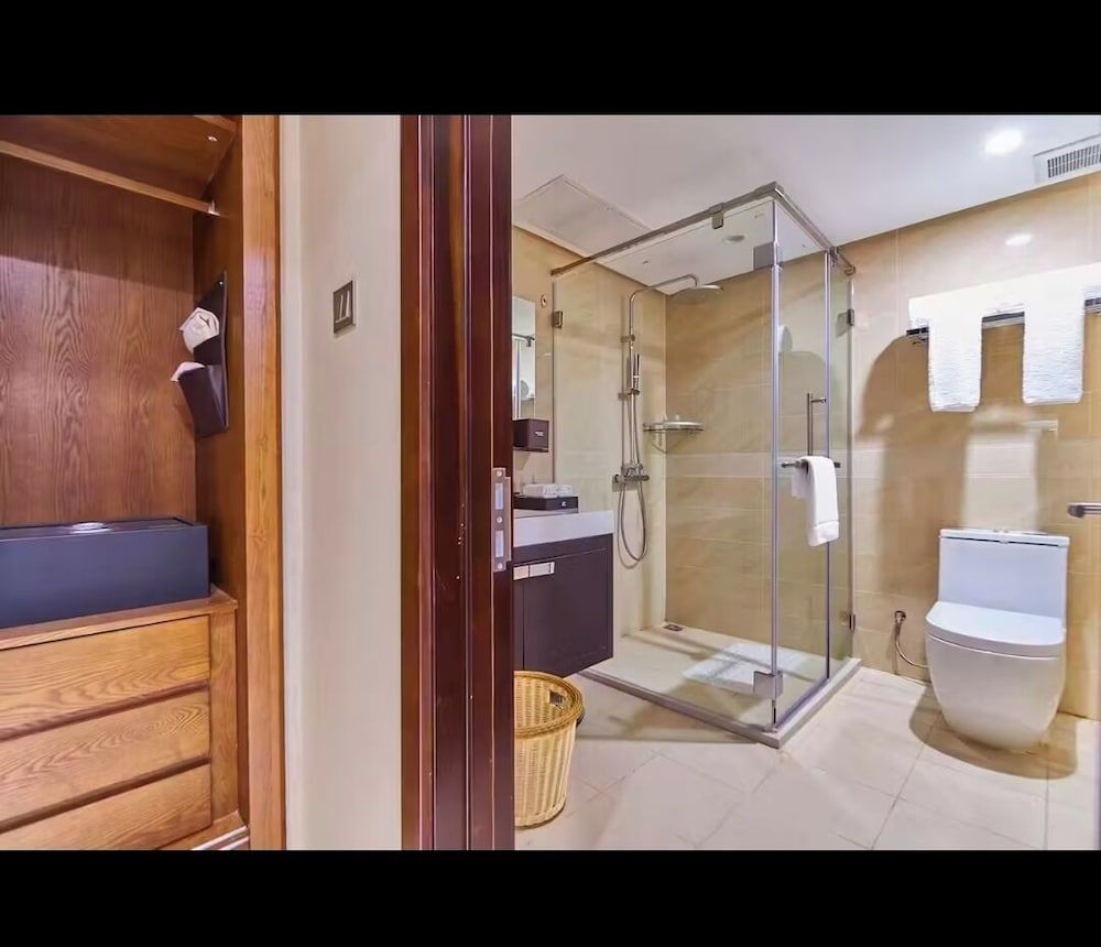 Qionghai Bozha Baiyuewan Zhenru Hotel Standard Single Room, 1 King Bed, Balcony, Pool View 4