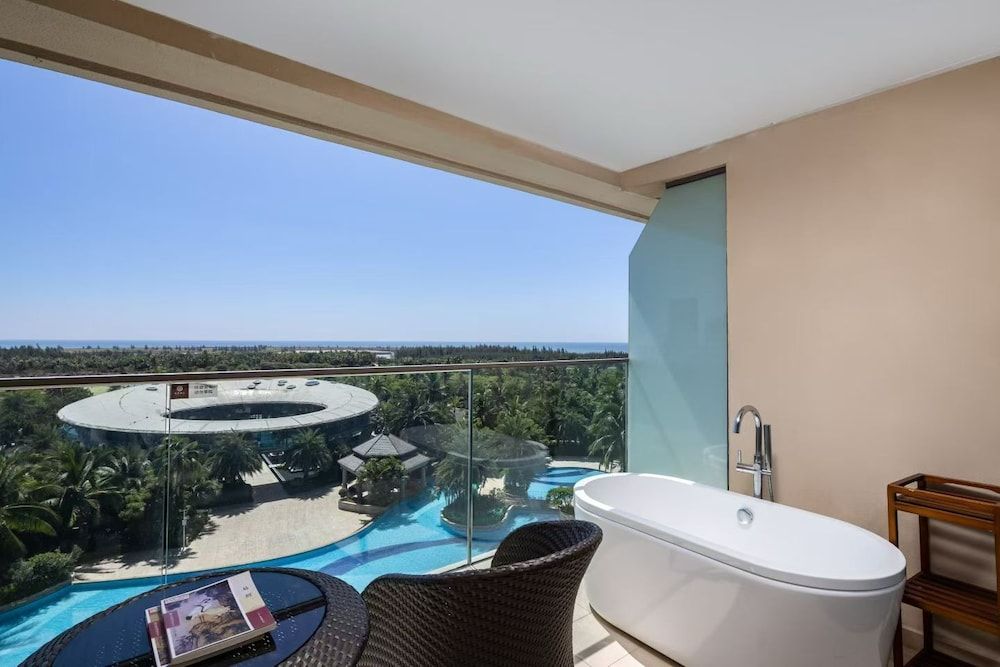 Qionghai Bozha Baiyuewan Zhenru Hotel Standard Single Room, 1 King Bed, Balcony, Pool View 3