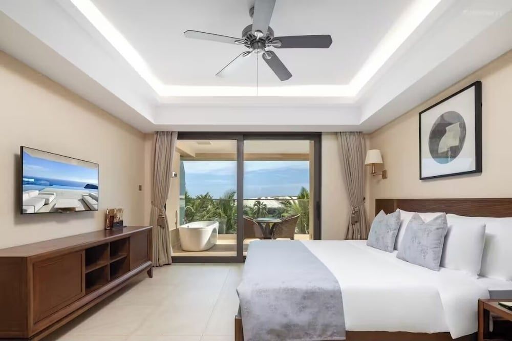 Qionghai Bozha Baiyuewan Zhenru Hotel Standard Single Room, 1 King Bed, Balcony, Pool View 2