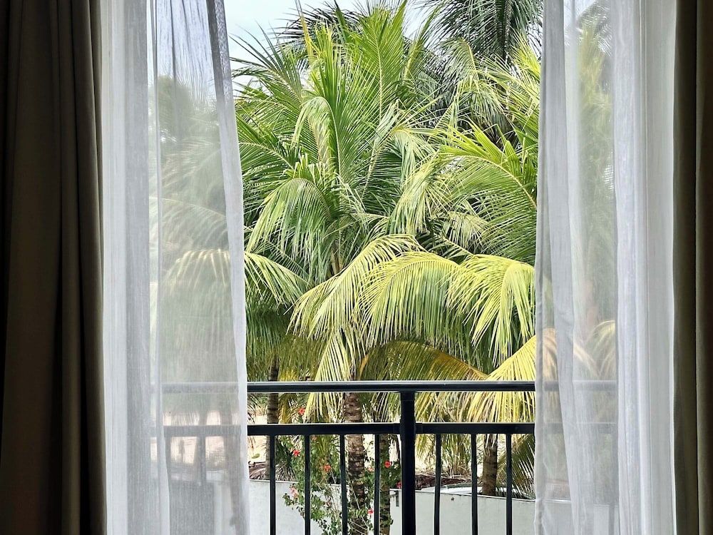 Wanning 911 Surf Club Senior Double Room, Balcony, Pool View 7