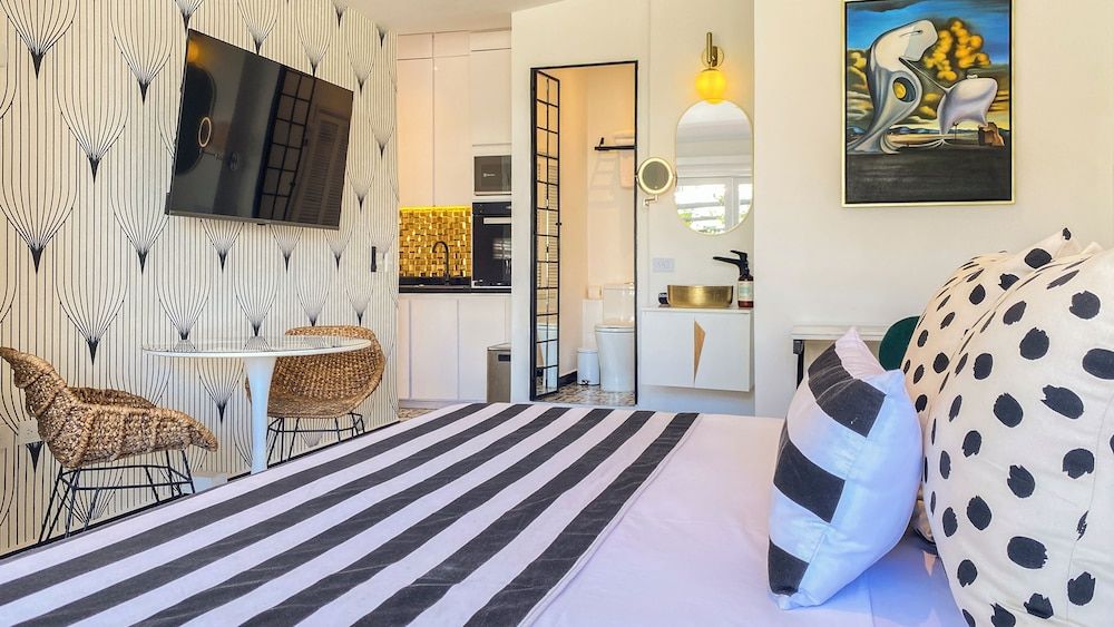 Studio Apartment with Kitchenette