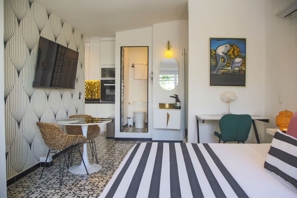 Studio Apartment with Kitchenette