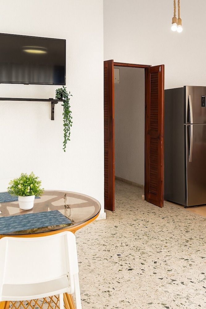 CortLang Vacation Rentals Costambar Apartment, 1 Bedroom, Partial Ocean View 4