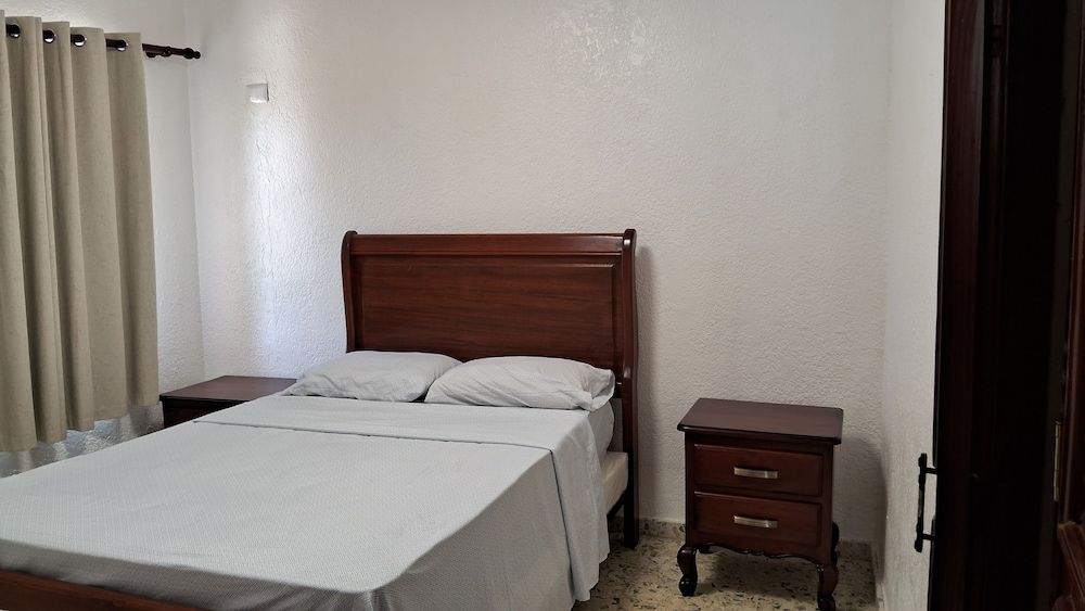 CortLang Vacation Rentals Costambar Apartment, 2 Bedrooms, Partial Ocean View 3