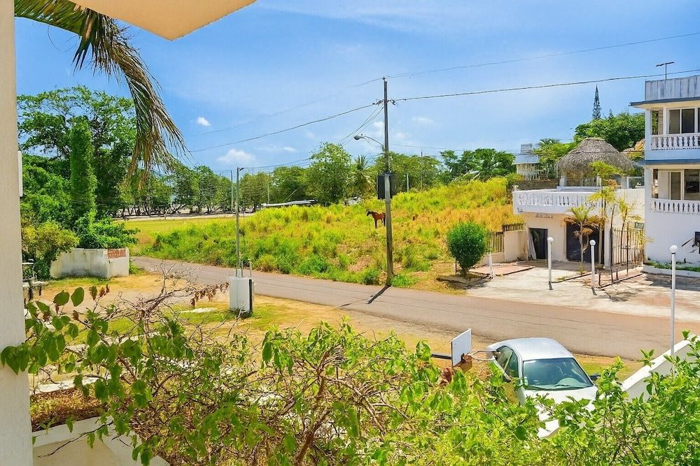 CortLang Vacation Rentals Costambar Apartment, 2 Bedrooms, Partial Ocean View 8