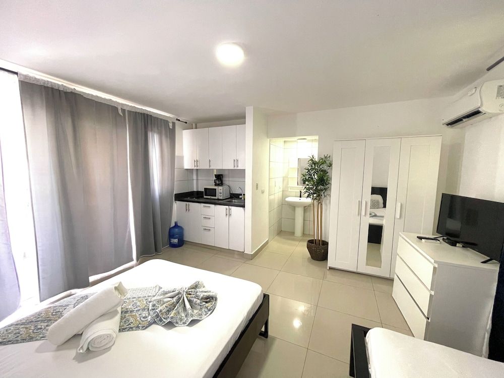 STUDIOS POOL AND BEACH Deluxe Studio, Balcony, Poolside 4