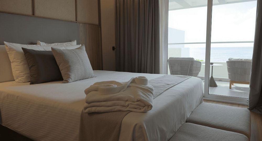 Santo Domingo Bay Convention Resort & Casino Deluxe Room, 1 King Bed, Balcony, Ocean View 3