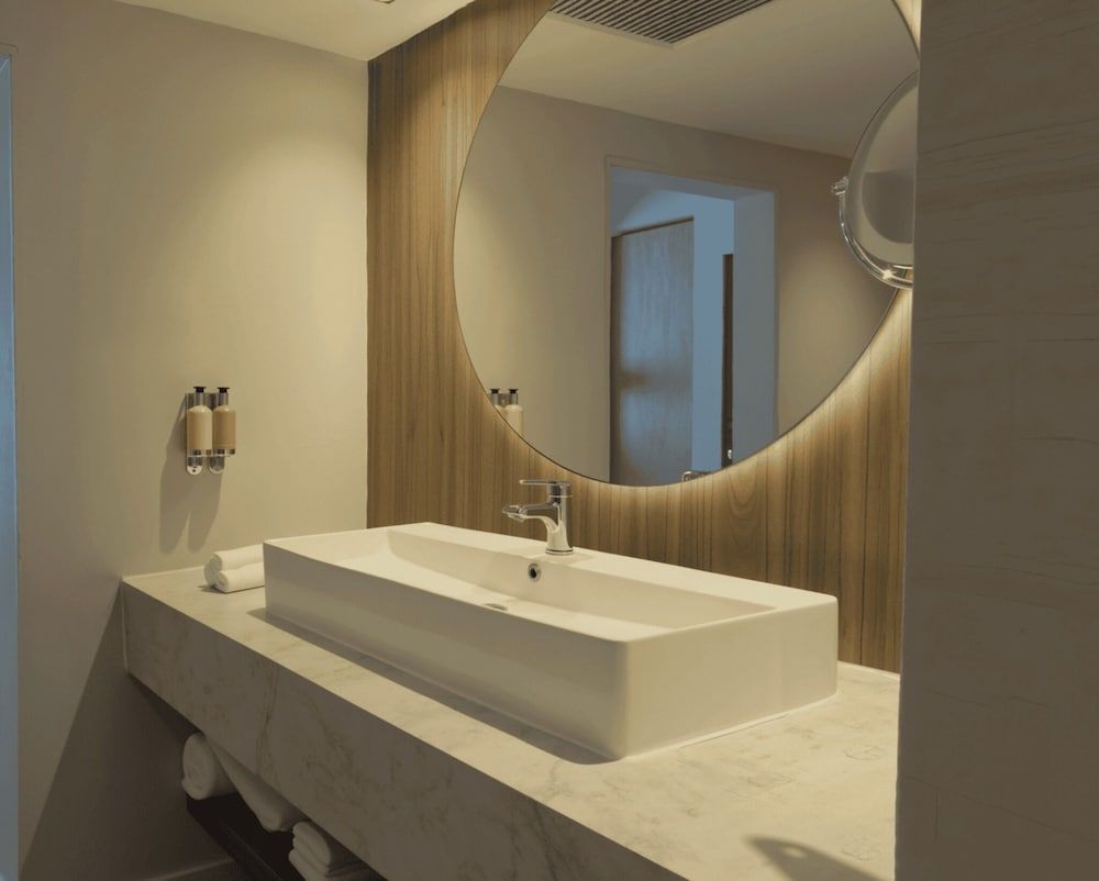 Santo Domingo Bay Convention Resort & Casino Premium Room, 1 King Bed, Balcony, Garden View 6