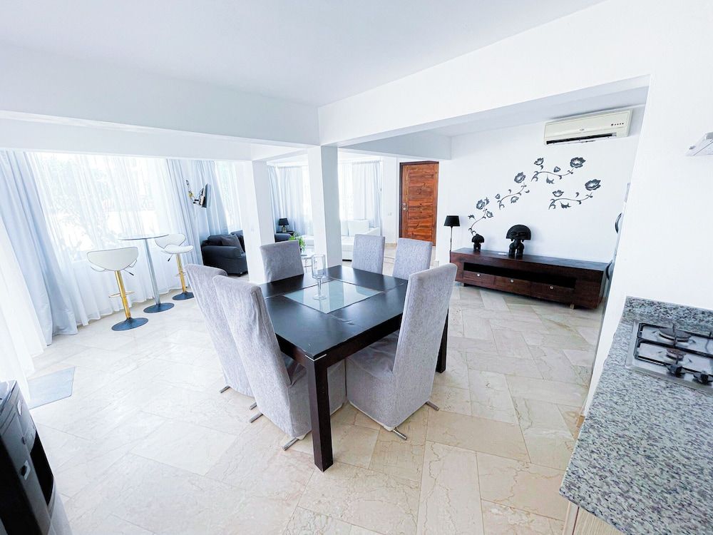 Deluxe Condo, 2 Bedrooms, Kitchen, Beachfront