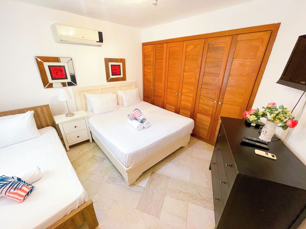 Deluxe Condo, 2 Bedrooms, Kitchen, Beachfront