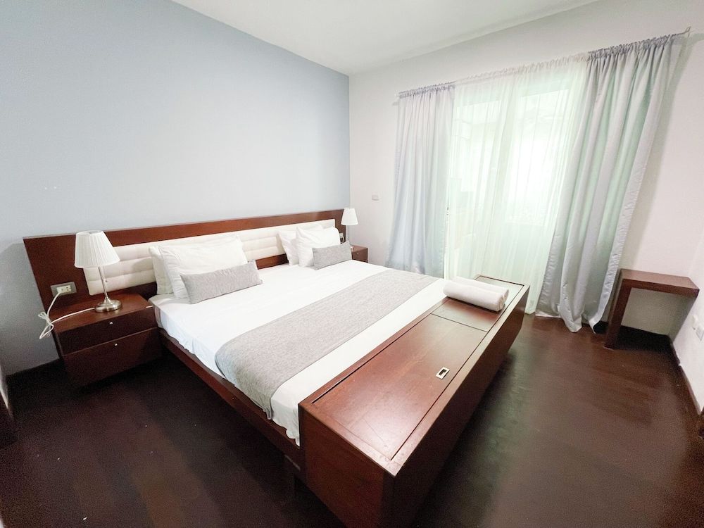 Junior Suite, 2 Bedrooms, Kitchen, Pool View