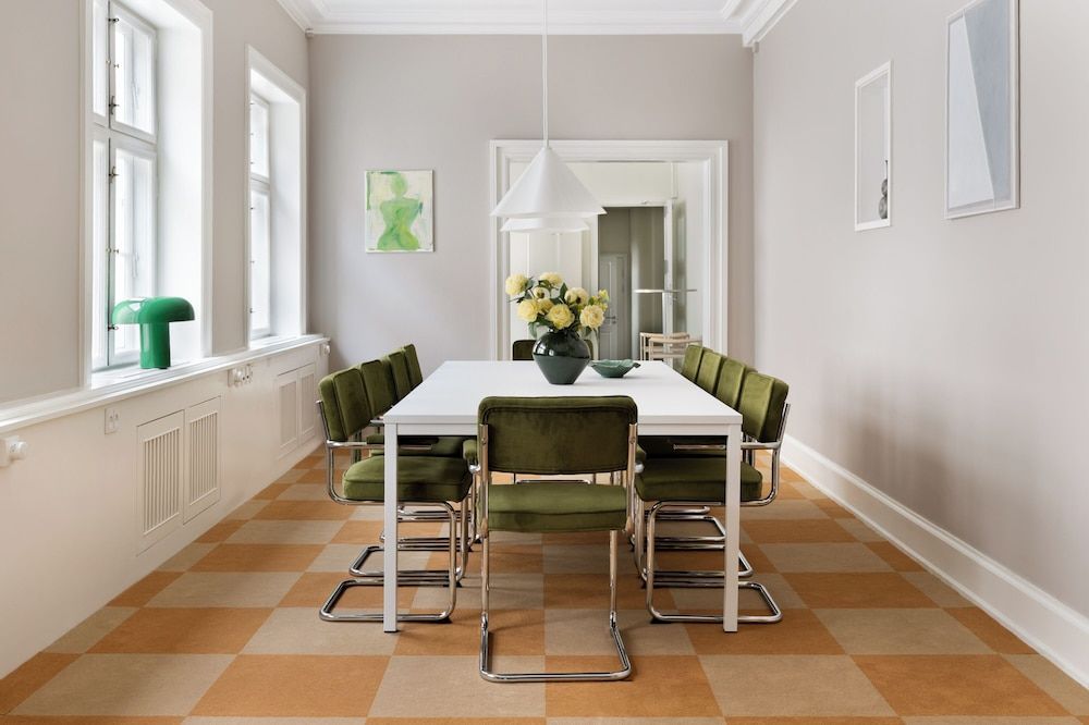 Royal Neighbors - 4 bedrooms - 2 bathrooms