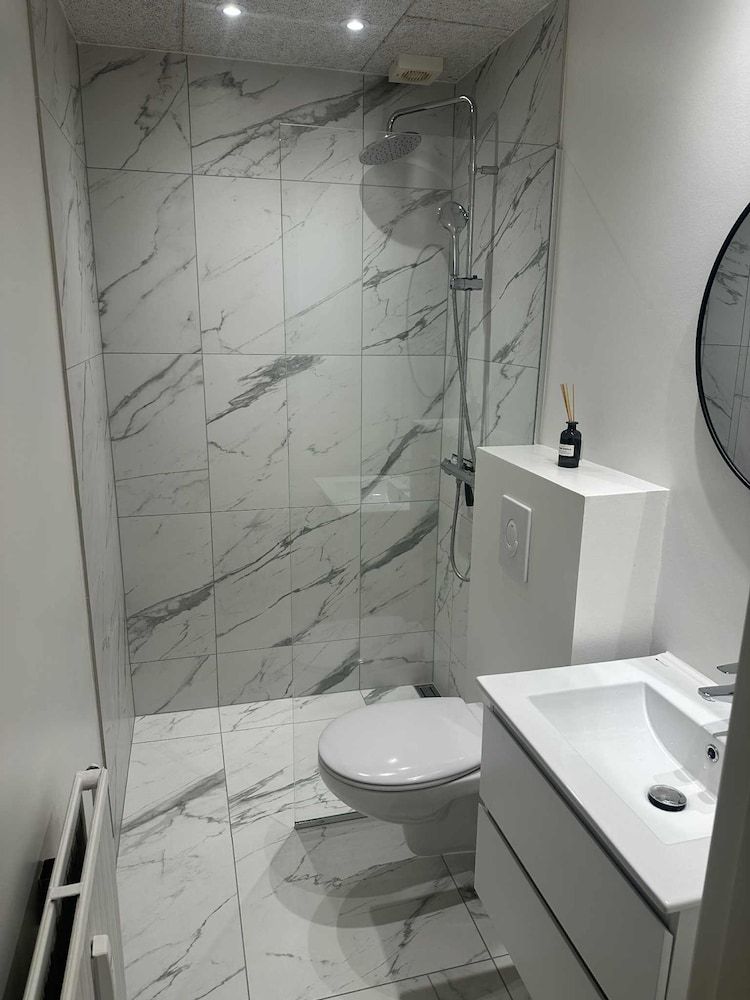 Modernized Bed & Bath Apartment 21