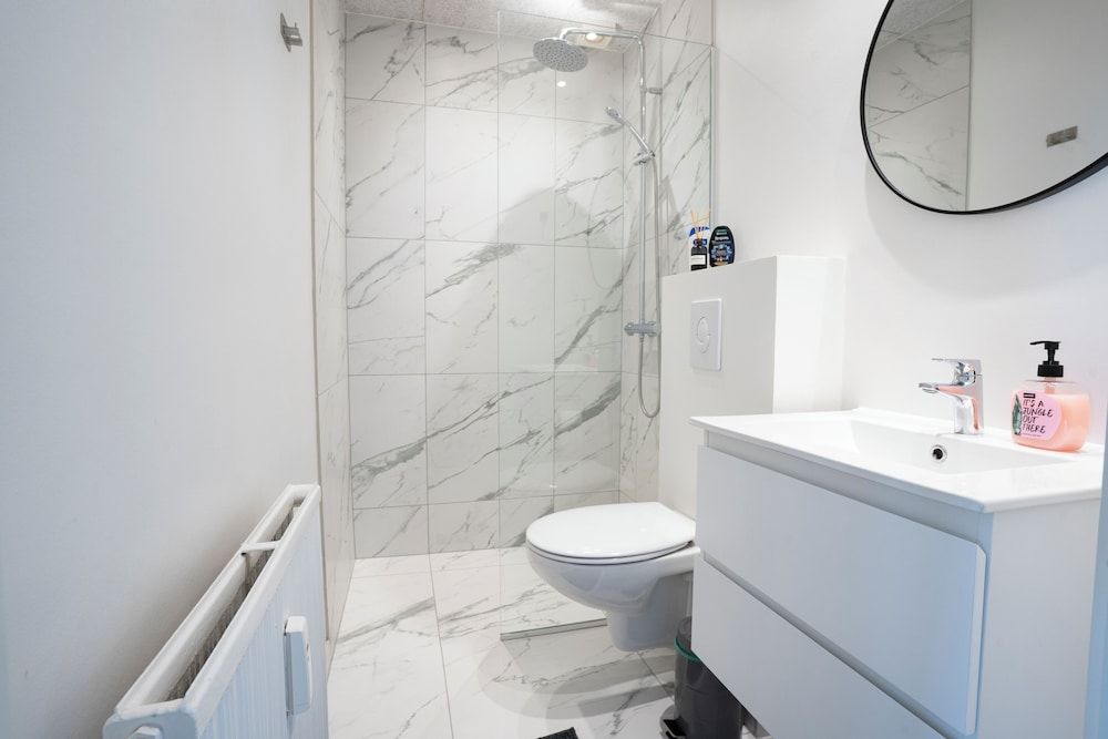 Modernized Bed & Bath Apartment 22