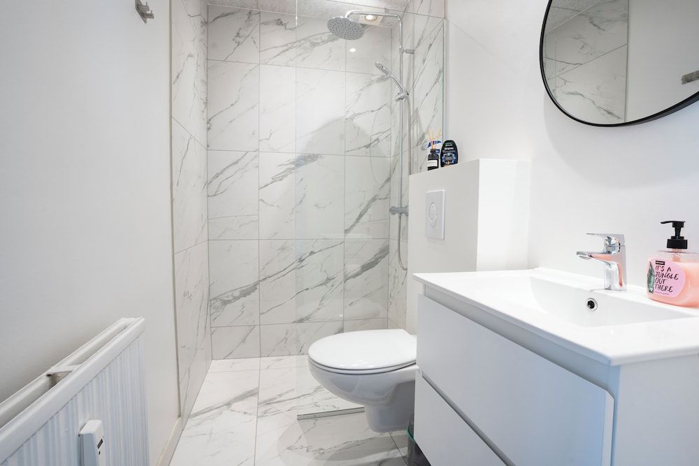 Modernized Bed & Bath Apartment 24