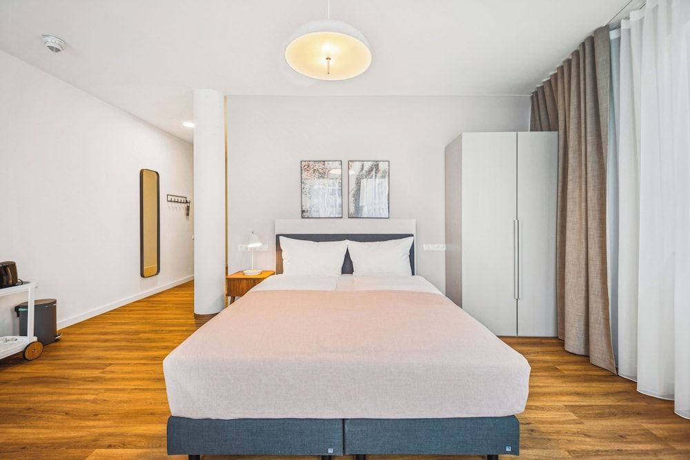 Limehome Chemnitz Kirchgässchen Queen Room Wheelchair Accessible 2