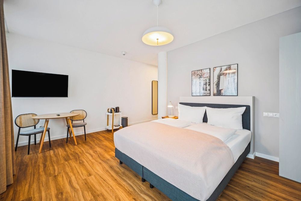 Limehome Chemnitz Kirchgässchen Queen Room Wheelchair Accessible 3