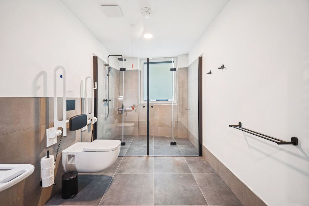 Limehome Chemnitz Kirchgässchen Queen Room Wheelchair Accessible 5