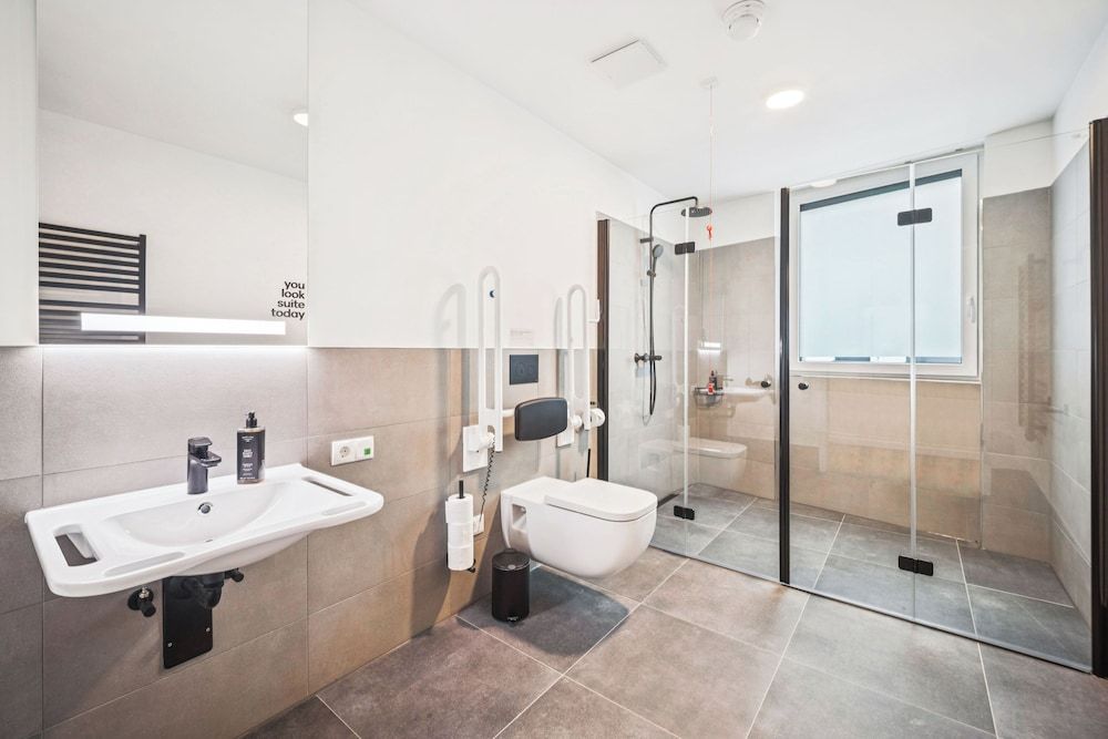 Limehome Chemnitz Kirchgässchen Queen Room Wheelchair Accessible 6