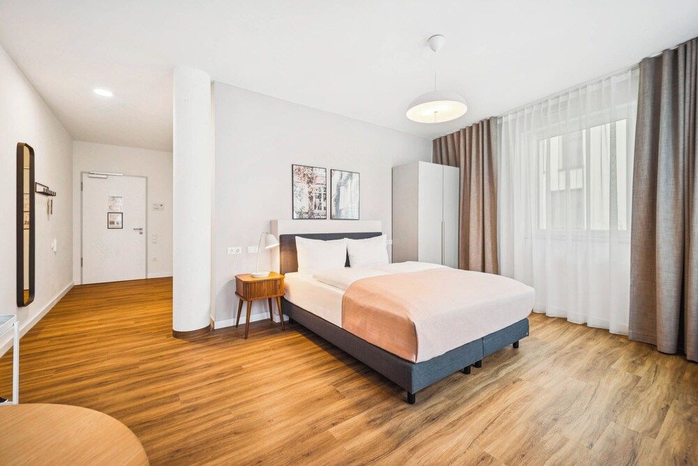 Limehome Chemnitz Kirchgässchen Queen Room Wheelchair Accessible