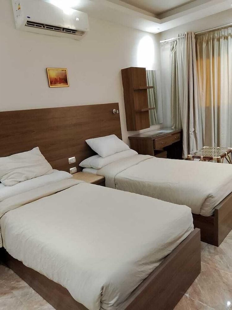 Enter Pyramids Inn Deluxe Double or Twin Room, Desert View 4