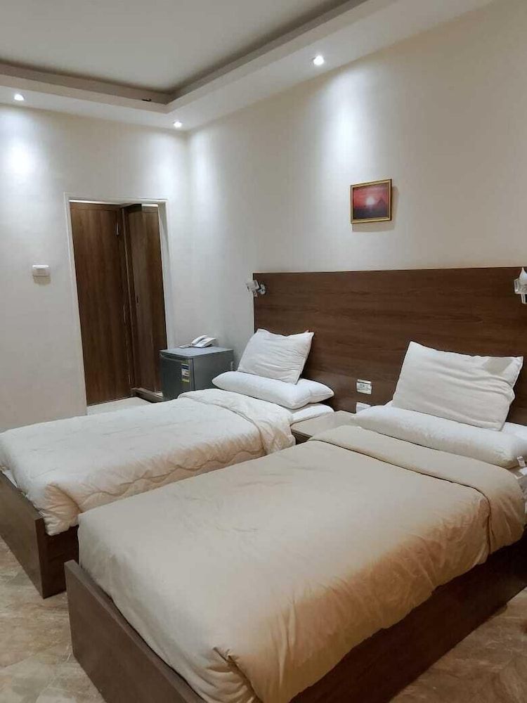 Enter Pyramids Inn Deluxe Double or Twin Room, Desert View 17