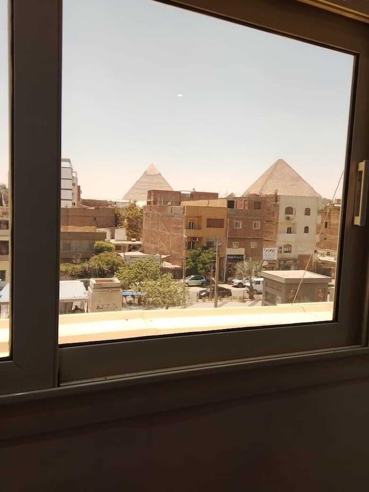 Enter Pyramids Inn Deluxe Double or Twin Room, Desert View 18