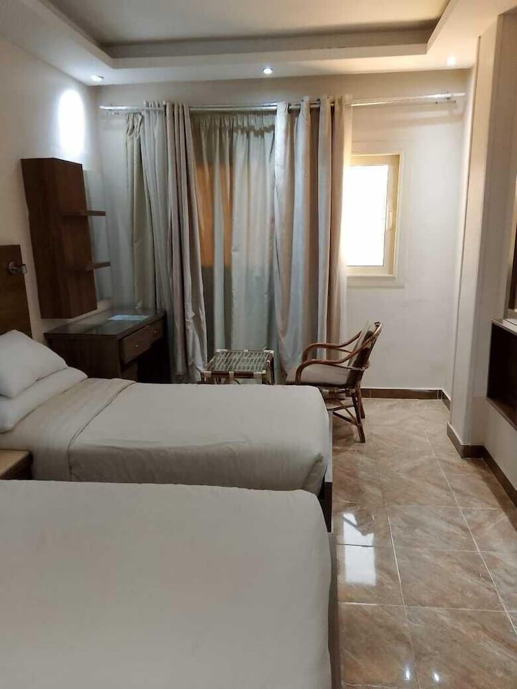 Enter Pyramids Inn Deluxe Double or Twin Room, Desert View 7