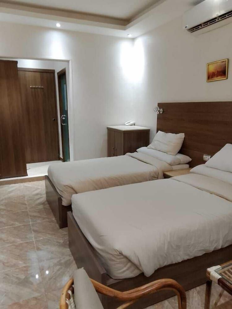 Enter Pyramids Inn Deluxe Double or Twin Room, Desert View 11