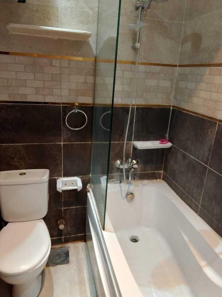 Enter Pyramids Inn Deluxe Double or Twin Room, Desert View 10