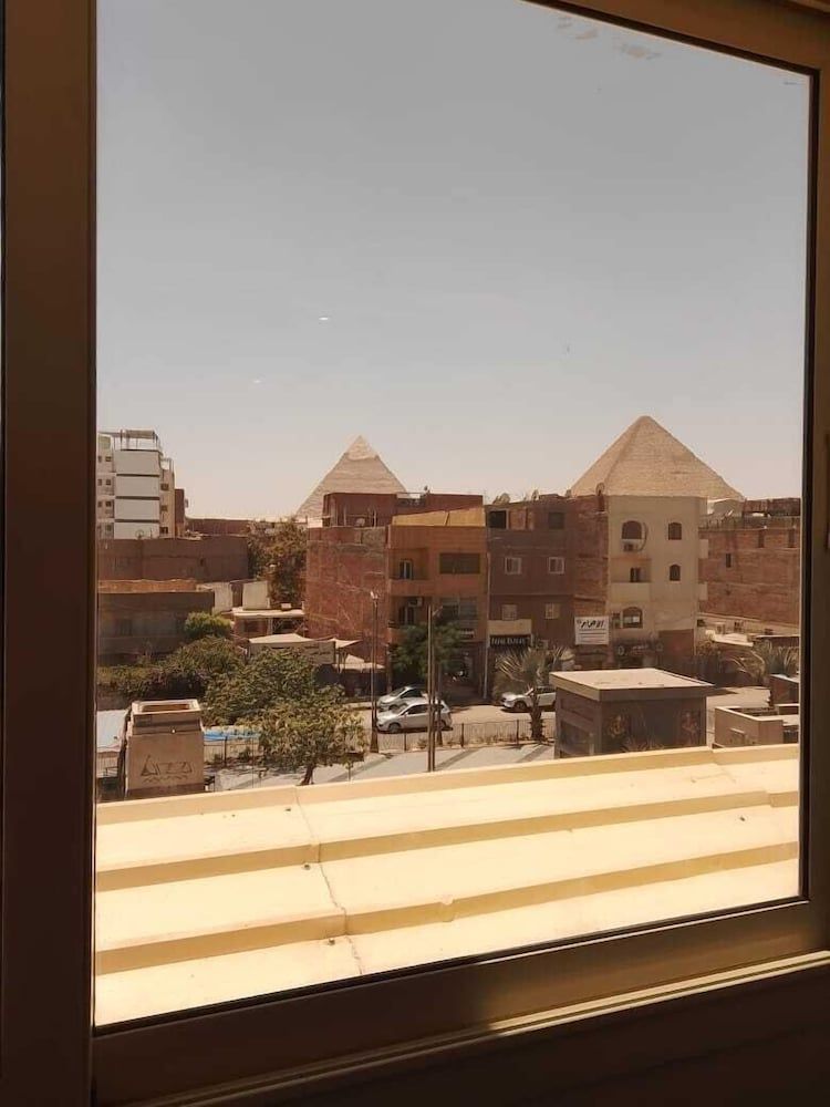 Enter Pyramids Inn Deluxe Double or Twin Room, Desert View 14
