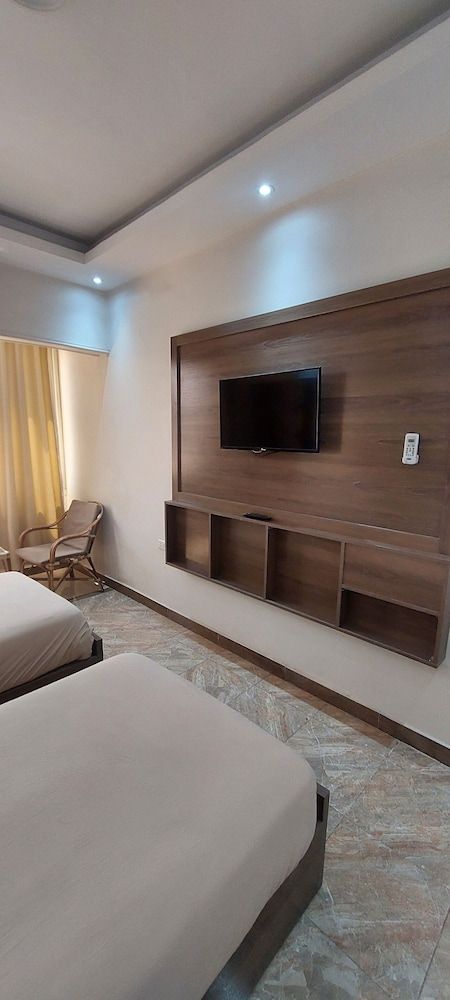 Enter Pyramids Inn Deluxe Double or Twin Room, Desert View 2