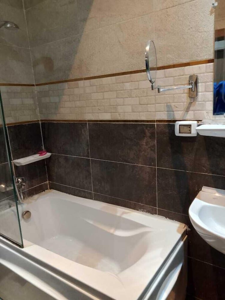 Enter Pyramids Inn Deluxe Double or Twin Room, Desert View 16