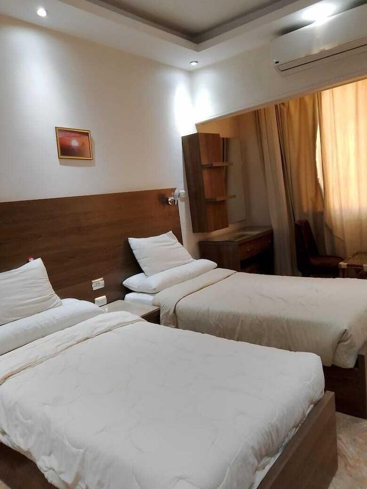 Enter Pyramids Inn Deluxe Double or Twin Room, Desert View 8