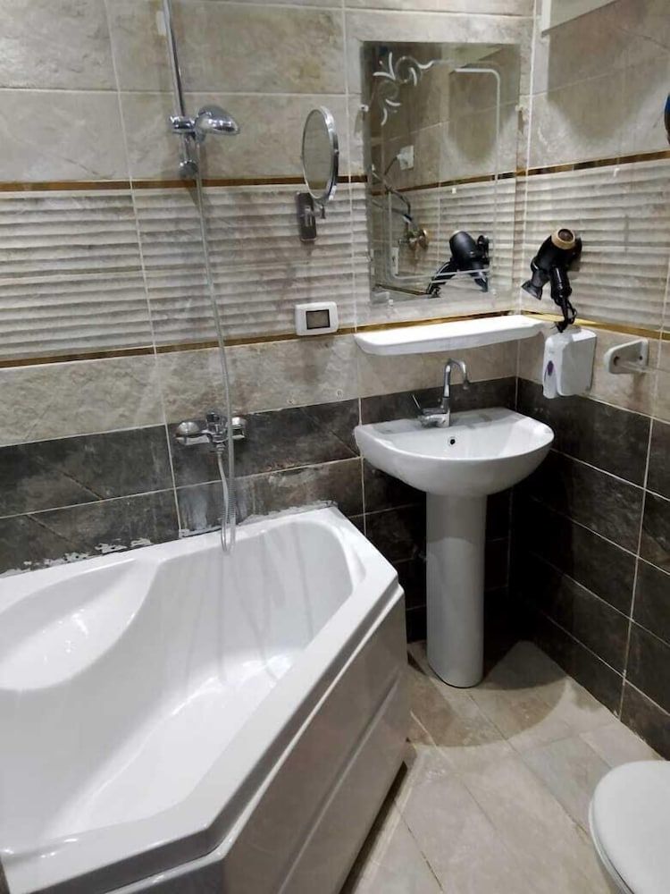 Enter Pyramids Inn Deluxe Double or Twin Room, Desert View 12