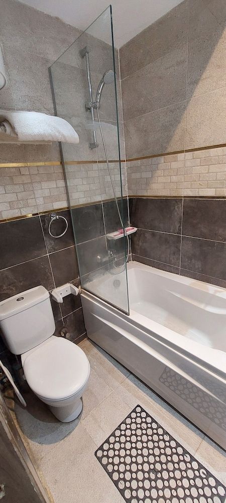 Enter Pyramids Inn Deluxe Double or Twin Room, Desert View 20