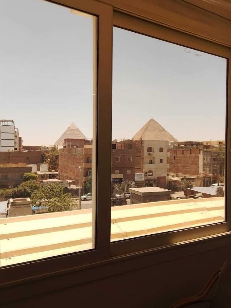 Enter Pyramids Inn Deluxe Double or Twin Room, Desert View 13