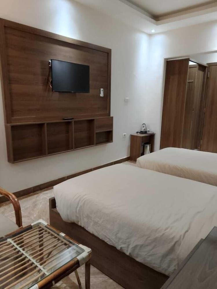 Enter Pyramids Inn Deluxe Double or Twin Room, Desert View 5