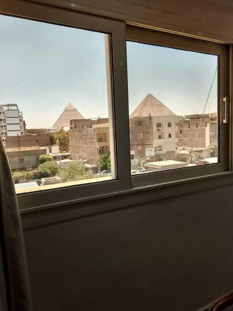 Enter Pyramids Inn Deluxe Double or Twin Room, Desert View 15