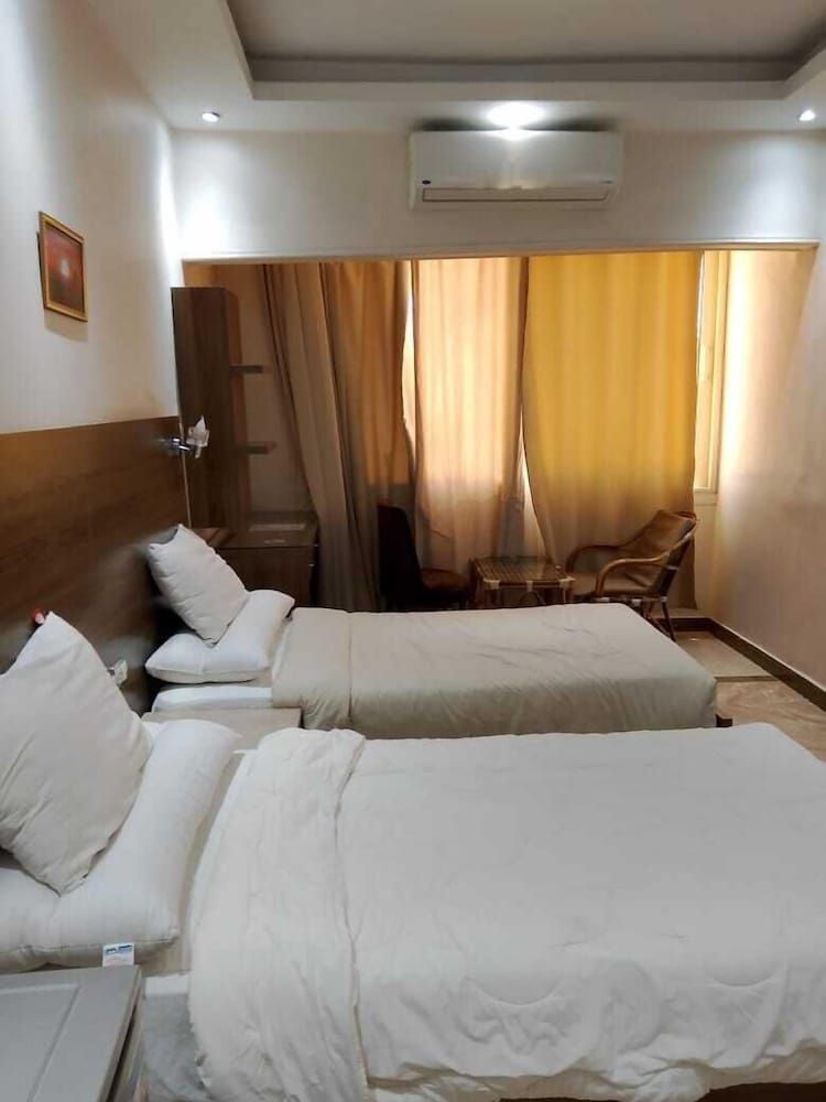 Enter Pyramids Inn Deluxe Double or Twin Room, Desert View 6