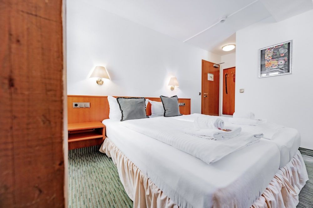 Hotel Domschatz Standard Twin Room, Private Bathroom 9