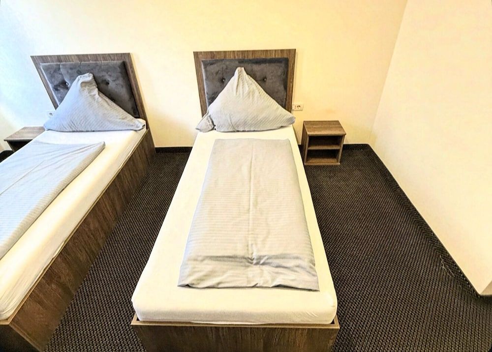 Hotel A8 Lukas Deluxe Twin Room, Courtyard View 5