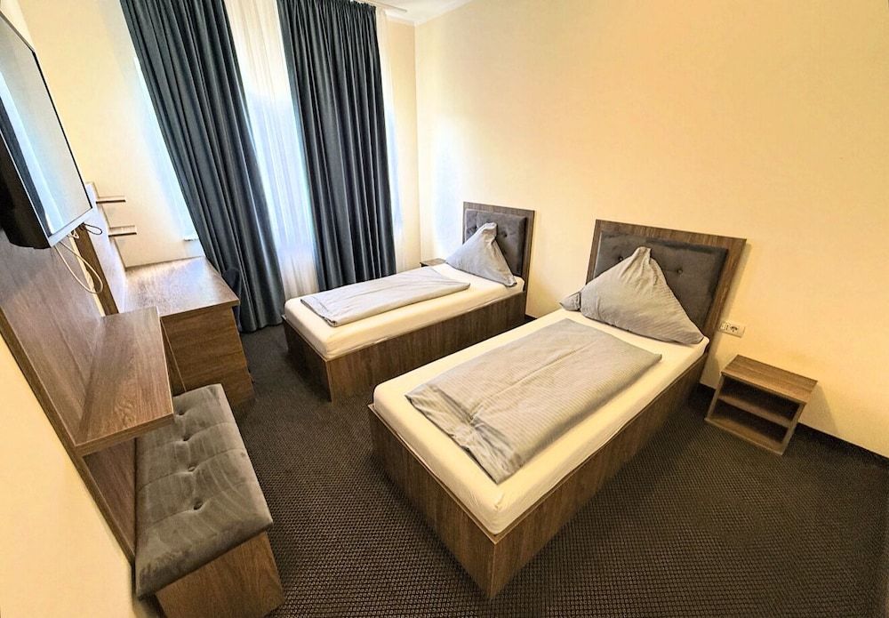 Hotel A8 Lukas Deluxe Twin Room, Courtyard View 3