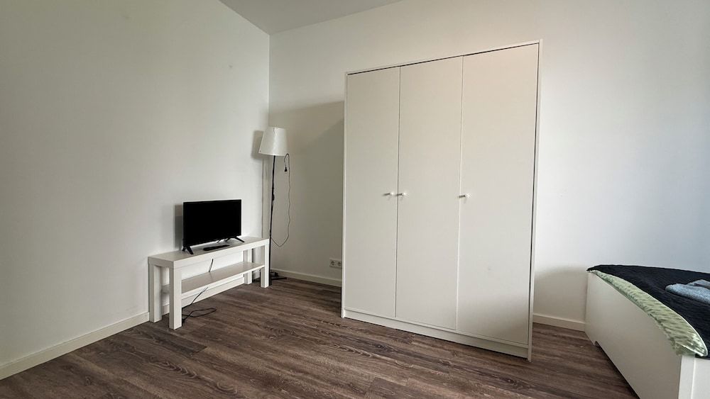 Three Bedroom Comfort Apartment Maintal Classic Apartment, Garden View 8