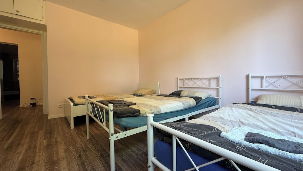 Three Bedroom Comfort Apartment Maintal Classic Apartment, Garden View 5