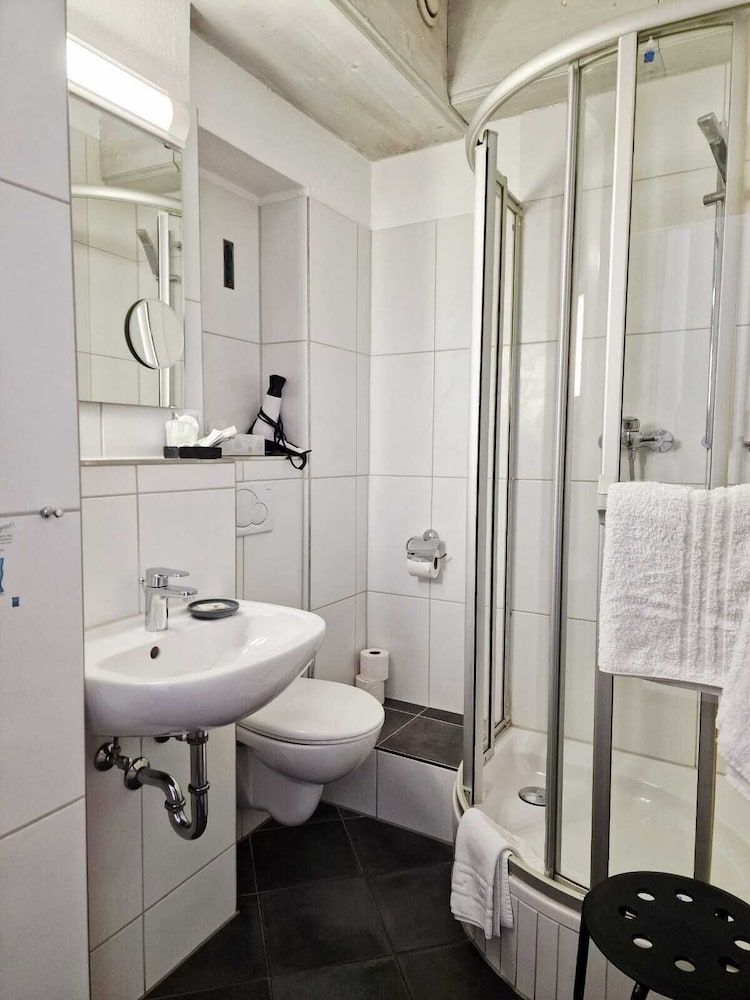 City Hotel Comfort Double or Twin Room, Private Bathroom 7