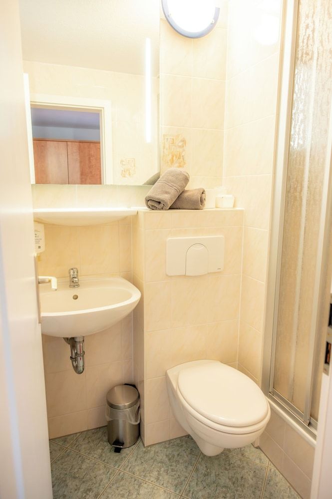 AaRa Hotel Basic Double Room 3