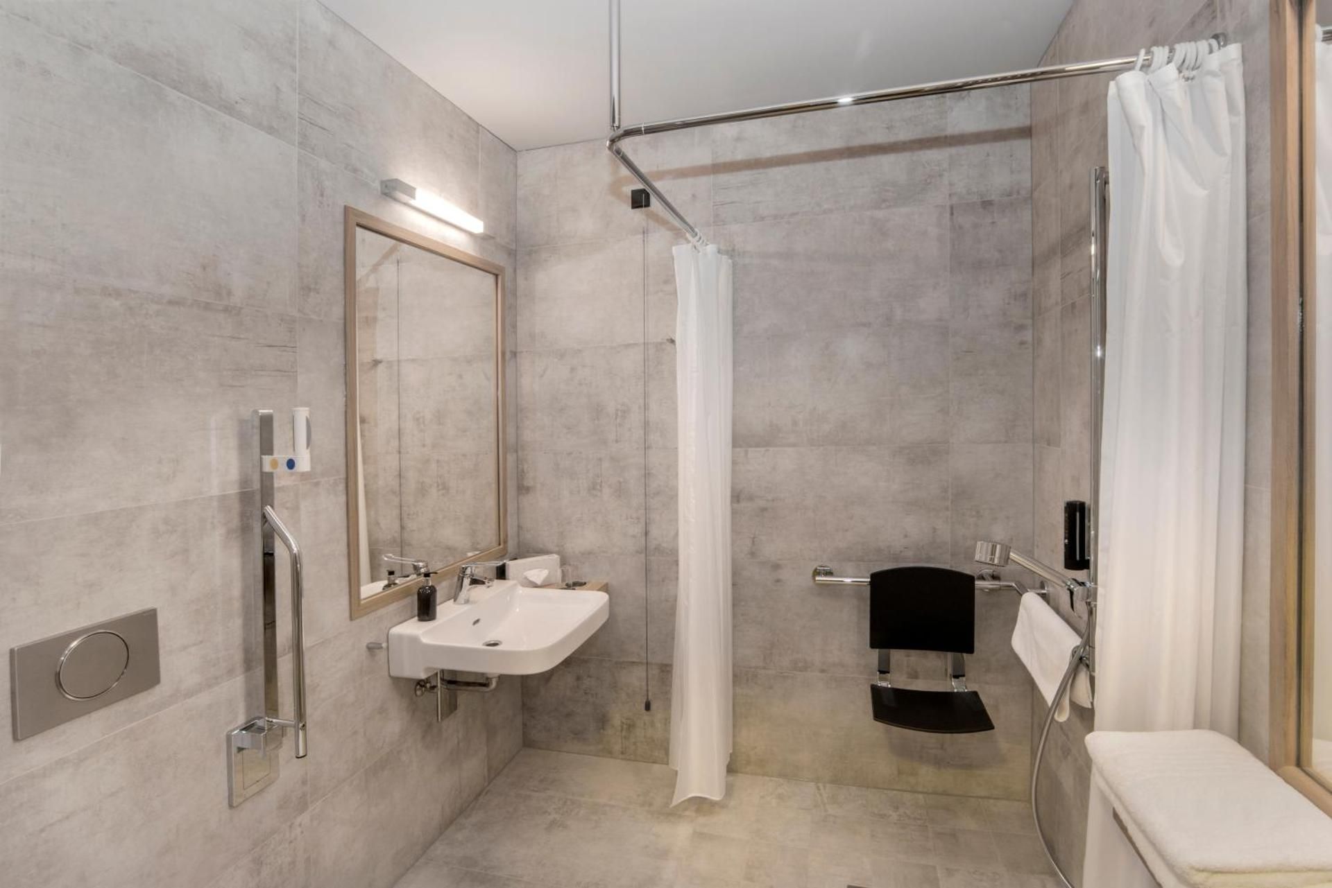 Arcadeon Queen Room - Disability Access 2